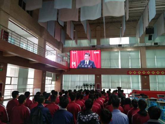 学院团委组织学生团员观看十九大报告.png
