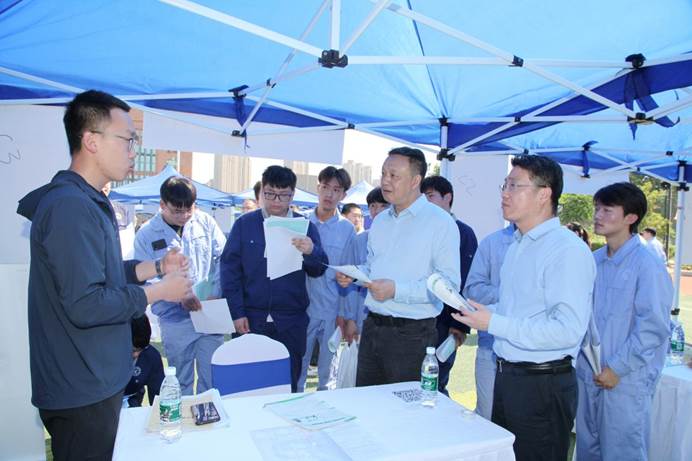 西安市人力资源和社会保障局副局长赵伟,中国西电集团有限公司党委副书记、董事孙鹏向用人单位人力资源负责人了解企业情况